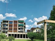 Rechts im Vordergrund ist ein Bauvisier der Grundeigentümer sichtbar, links vor dem Hochbau eines der Anstösser. (Bild: Andrea Häusler)