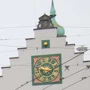 Die Uhrenanlage am Waaghaus (hier gesehen durchs Kabelgewirr über dem Bohl) besteht aus Zifferblatt und Zeigern, aus der Monduhr darüber und aus einem Turmreiter mit Glocke und Hammer für den Stundenschlag auf dem Dach. (Bild: Reto Voneschen - 25. März 2019)