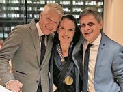 Bild mit Erinnerungswert: Nicole Lohri in New York mit Medaille und den Laufsportlegenden Thomas Wessinghage und Markus Ryffel. (Bild: PD)