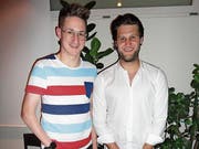 Fan und Star: Thomas Pfyl mit Ambrì-Akteur Jannik Fischer. (Bild: Ruedi Wechsler)