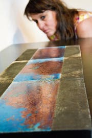 Ursula Bollack und ein Raku-Keramikstreifen. (Bild: Mathias Frei)