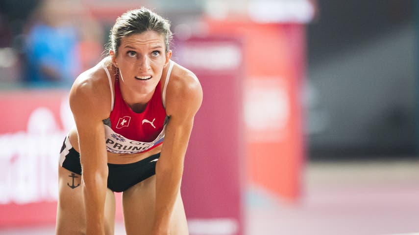 Im Ziel ausgepumpt: Léa Sprunger nach ihrem starken Rennen über 400 Meter Hürden, in dem sie neuen Landesrekord lief. (Bild: Keystone)