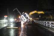Der Kranlastwagen kippte auf die Seite. (Bild: Kantonspolizei Uri)