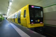 Ein Fahrzeug von Stadler für die Berliner U-Bahn.