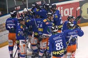 Die Spieler des SCW feieren beim zweitletzten Playout-Spiel gegen den EHC Uzwil ihren letzten Sieg in der 1. Liga. (Bild: PD)
