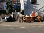Vermutlich Überreste einer Zügelaktion: Möbel «gratis zum Mitnehmen» Anfang Woche an der Lindenstrasse. (Bild: PD/St.Galler Stadtmelder - 25. Februar 2019)
