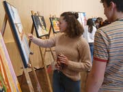 Teilnehmer des Vorkurses der Schule für Gestaltung begutachten die eigenen Werke bei deren Übergabe an den Kanton. (Bild: PD - 22. Februar 2019)