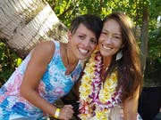 Beide strahlen: Susann Schuh (links) und Amanda Eller beim grossen Fest auf Hawaii. (Bild: PD)
