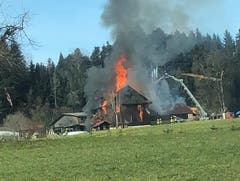 Die Feuerwehr ist mit einer Drehleiter im Einsatz. (Hörerbild Radio Pilatus)
