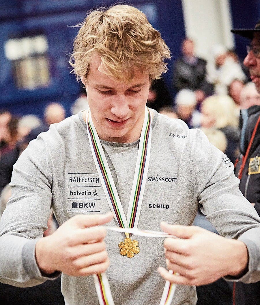 Ski-Goldjunge Marco Odermatt wird als fünffacher Juniorenweltmeister in Buochs empfangen. (Bild: Jakob Ineichen (11. Februar 2018))
