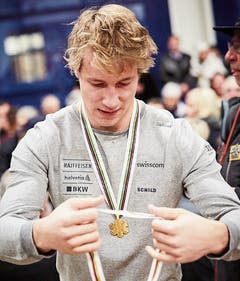 Ski-Goldjunge Marco Odermatt wird als fünffacher Juniorenweltmeister in Buochs empfangen. (Bild: Jakob Ineichen (11. Februar 2018))