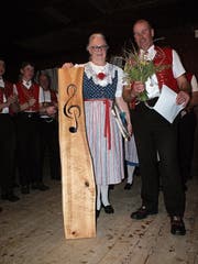Der Präsident des Männerchors, Niklaus Zwingli, überreicht der Dirigentin Doris Sutter ein Abschiedsgeschenk. (Bild: Thomas Rüegg)