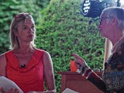 Margot Buchert (links) und Cornelia Buder zitierten am Freitagabend zur «Essenz des Seins». Bild: Michael Hug