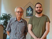 Referent Matthias Hubacher, Sohn des Architektenpaares (links), beleuchtet zusammen mit Martin Garcia von der Denkmalpflege Nidwalden die Geschichte der reformierten Kirche Hergiswil. Bild: PD