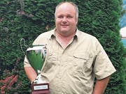 Sponsor Damian «Knüsi» Walker mit dem neuen Pokal. (Bild: PD)