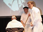 «Dällebach Kari» (Dominik Arnold) bedient in seinem Coiffeur-Salon einen Kunden. (Bild: Robi Kuster (Spiringen, 7. November 2018))