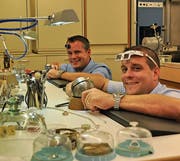 Roger (links) und René Perret führen in ihrem Atelier Arbeiten an Uhren und Schmuckstücken aus. (Bild: Sabine Schmid)