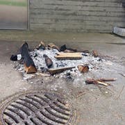 Am Pfingstwochenende entfachten Unbekannte ein Feuer mit grossen Scheiten vor dem Reservoir. (Bild: Hans Keller)