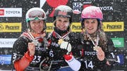 Eine strahlende Julie Zogg (Mitte) präsentiert ihre Goldmedaille. Zu ihrer Linken Annamari Dantscha aus der Ukraine und rechts die Deutsche Ramona Theresia Hofmeister. (Bild: Keystone)