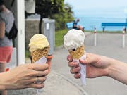 In der mobilen Gelateria Vital-Gelati probieren wir die Sorten Vanille und Litchi in der Waffel. (Bild: Jolanda Riedener)