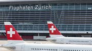 Der Flughafen Zürich erwartet wegen den Sommerferien in den kommenden Wochen einen neuen Passagierrekord. (Bild: KEYSTONE/GAETAN BALLY)