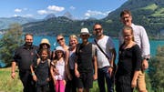 Ein Teil der Amriswiler Delegation posiert am Vierwaldstättersee. (Bild: PD)