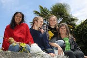 Gardi Hutter mit ihrer Schwiegertochter Beatriz Navarro, Sohn Juri und Tochter Neda Cainero (von links). (Bild: Rémy Steinegger)