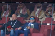 Nicht besonders erfreut über die Situation: Diego Maradona wurde von der Sondereinheit Omon nicht durchgelassen. (Bild: Hassan Ammar/AP)