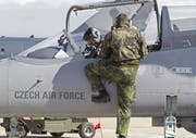 Ein Kampfflugzeug der tschechischen Luftwaffe bei einer Nato-Übung. (Bild: Javier Cebollada, Saragossa, 27. Oktober 2015)