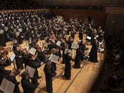 Spielten im KKL Luzern vor ausverkauften Rängen Verdis Requiem: die in Mönchskutten gekleideten Musiker und Sänger des musicAeterna Orchesters und Chors aus der russischen Stadt Perm unter der Leitung von Teodor Currentzis. (Bild: Lucerne Festival/Priska Ketterer)