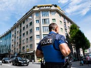 Kampf gegen Drogenhandel in Lausanne: Die Polizei hat seit Mitte Juni ihre Präsenz an ausgewählten Standorten stark erhöht. (Bild: Keystone/JEAN-CHRISTOPHE BOTT)