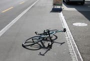 Nach dem Sturz: Das Velo liegt bei diesem Symbolbild auf der Strasse (Bild: zvg)