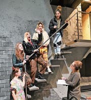 Regisseurin Bettina Dieterle (rechts) und die singenden Supremes-Girls proben vor fantastischer Kulisse. (Bild: Romano Cuonz (Stans, 24. 12. 2018))