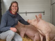 Die Gewinnerin der Schätzfrage, Raphaela Arnold, nimmt das Alpschwein entgegen. (Bild: PD)
