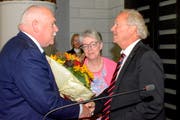 SVP-Fraktionspräsident Urs Dickerhof (links) und SVP-Parteipräsidentin Angela Lüthold gratulieren Paul Winiker zur Wahl als Regierungspräsident. (Bild: PD)