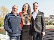 Spannen für das Angebot RheinErfahren zusammen: Walter Vogelsanger, Projektleiter Schaffhauser Kraftwerke, Antonia Eisenhut, Geschäftsführerin Aqua Viva, und URh-Geschäftsführer Remo Rey an Bord der MS Thurgau. (Bild: Samuel Koch)