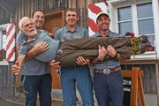 Beat Steiner, Sepp Camenzind und Markus Kälin tragen den Rekordhalter Armin Schelbert «Der Mensch» die letzten Meter zur Kurve 47 (ins Restaurant) auf Händen. (Bild: Erhard Gick)