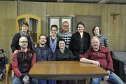 An insgesamt fünf Abenden wird die Theatergruppe Alt-Dorftheater ihr Stück «Z friäh gfreiwt» aufführen. (Bild: PD)