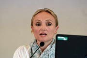 Schulpräsidentin Andrea Küng erläutert die Finanzen.