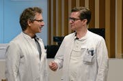 Alex Schallberger (rechts) übernimmt von Andreas Remiger den Chefarztposten an der Klinik für Orthopädie/Traumatologie im Nidwaldner Kantonsspital. (Bild: Martin Uebelhart (Stans, 11. Januar 2019))