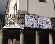 Ein Plakat weist auf das gestohlene Plakat bei der Pfarrkirche hin. (Bild: PD)