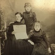 Posieren mit Thurgauer Zeitung: Mutter Anna Gertrud Lüti mit den Töchtern Anna Maria Getrud und Marie Elise. (Bild: Staatsarchiv des Kantons Thurgau)