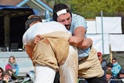 Statt selber zu schwingen, wird Unspunnensieger Daniel Bösch (rechts) am Samstag hinter dem Tresen stehen. (Bild: Beat Lanzendorfer)