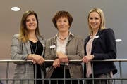Zwei der drei neuen Vorstandsmitglieder: Denise Zimmermann und Nicole Böni, dazwischen Vereinspräsidentin Monika Frei. (Bild: Rahel Haag)