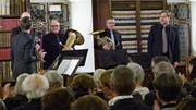 Vor ausverkauftem Rängen in der Bibliothek des Klosters Fischingen: das «Blue Boy Brass Quintett». (Bild: Kurt Lichtensteiger)