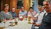 Die Quartierverein-Vorstandsmitglieder Magi Erné, Jürg Riedener, Präsident Roman Neff, Doris Meier, Ferdy Meile und Paul Perolini sitzen schon mal zur Probe und stellen erfreut fest: Im Restaurant Landhaus kann man es durchaus glatt haben. (Bild: Mathias Frei)