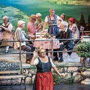 Setzt ihre Kleider in Szene: die Theatergesellschaft Meggen bei der Premiere ihres neuesten Stücks. (Bild: Pius Amrein (20. Oktober 2018))
