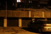 Hier stürzte der 60-Jährige drei Meter vom Dach auf den Garagenvorplatz. (Bild: Stadtpolizei St.Gallen - 13. November 2019)