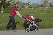Sandro Reichmuth und Sohn Nelio im Kinderwagen auf dem Weg zum Schloss Hagenwil.