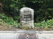 Der historische Grenzstein ist nun neu gesetzt. (Bild: Sabine Windlin/Kanton Zug)